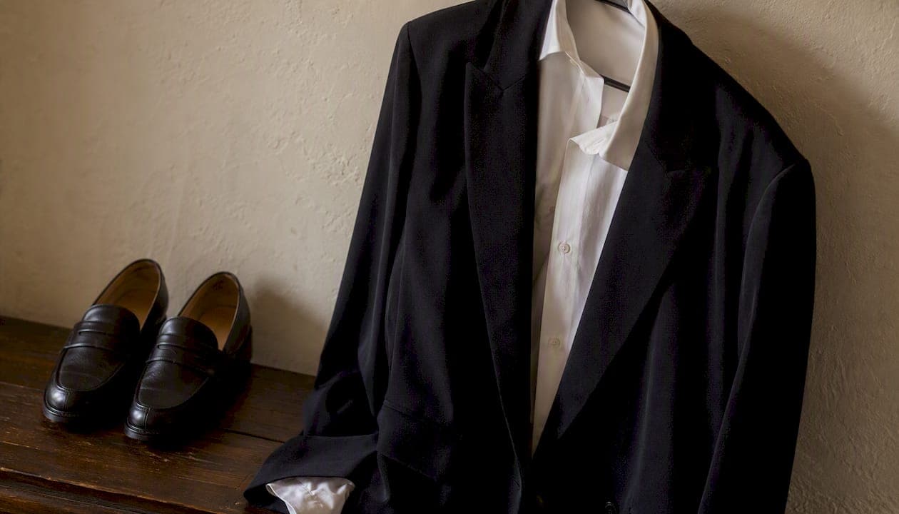 Le smart casual femme : définition, essentiels et formules à reproduire