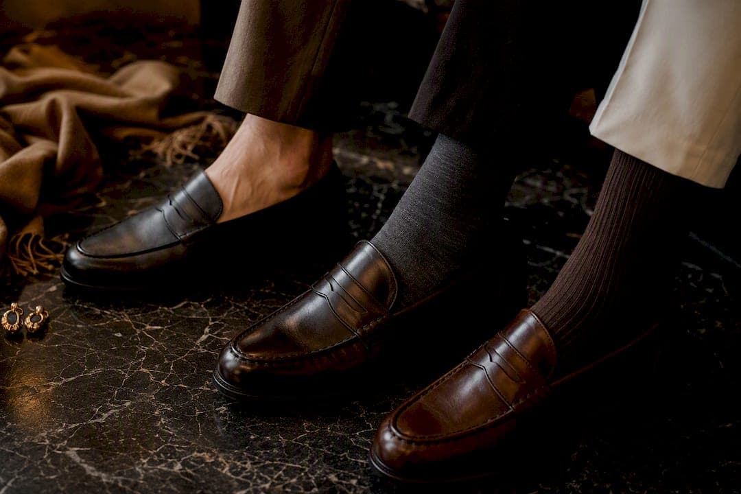 Chaussettes avec mocassins : le guide pour un style réussi