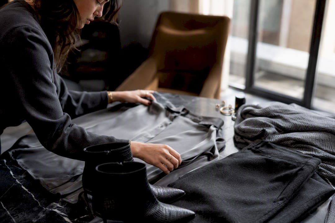 Look monochrome : la méthode texture pour un total look réussi