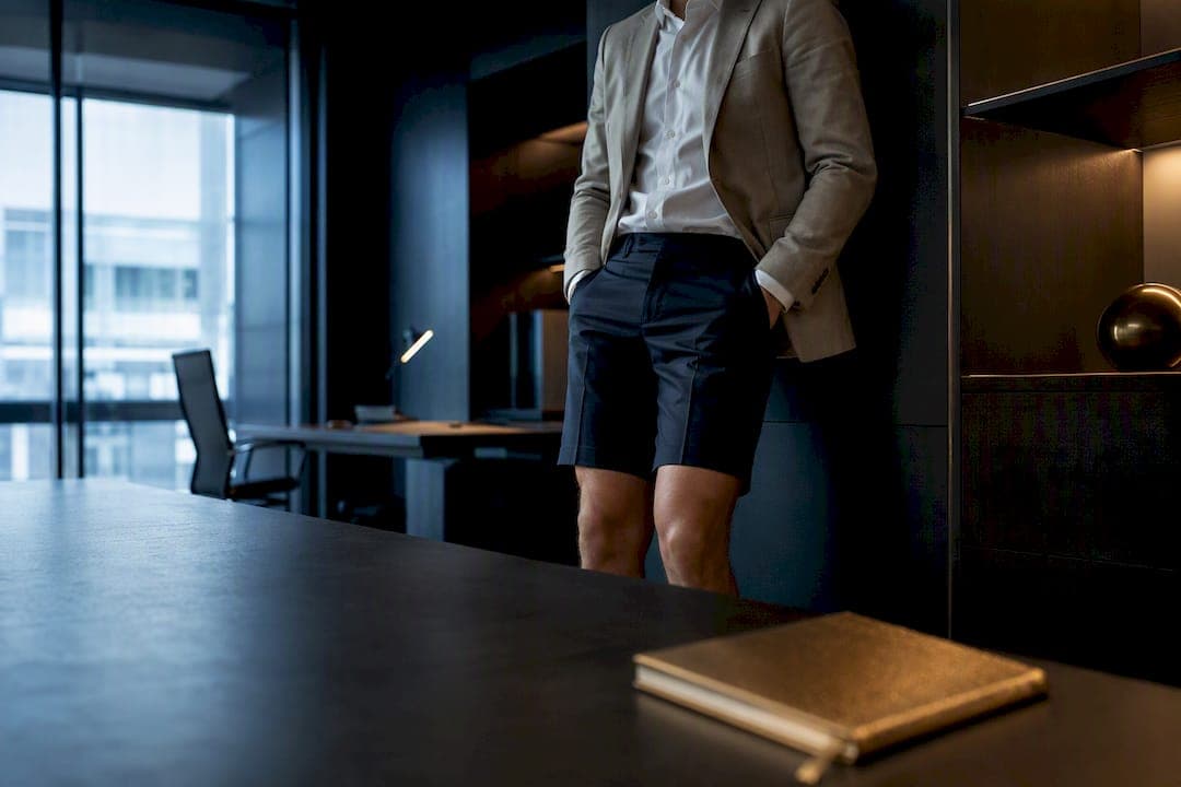 Short au bureau : le porter sans passer pour un vacancier