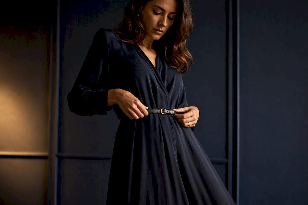 Ceinturer une tenue : la règle simple pour affiner votre silhouette